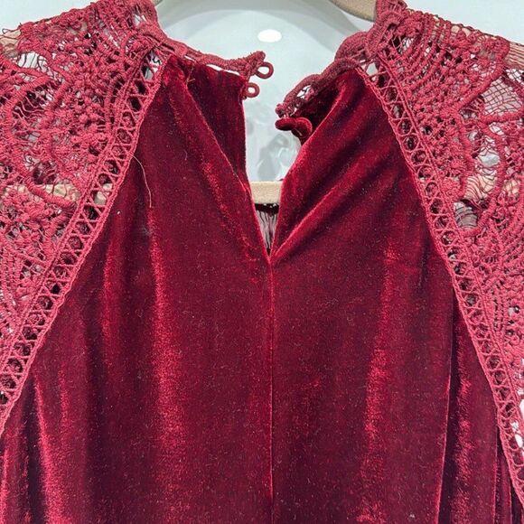 Lulu’s NWT Red Who's Who Burgundy Crocheted Lace Velvet Shift Dress Sz Large - Picture 7 of 10